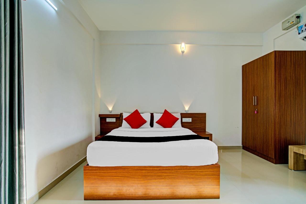 Vaccinated Staff- Capital O 74715 Phoenix Holidays Hotel Kochi Eksteriør billede