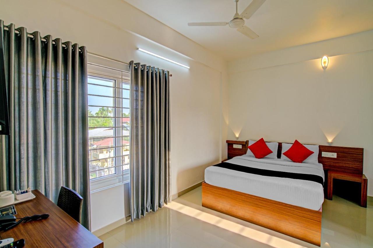 Vaccinated Staff- Capital O 74715 Phoenix Holidays Hotel Kochi Eksteriør billede