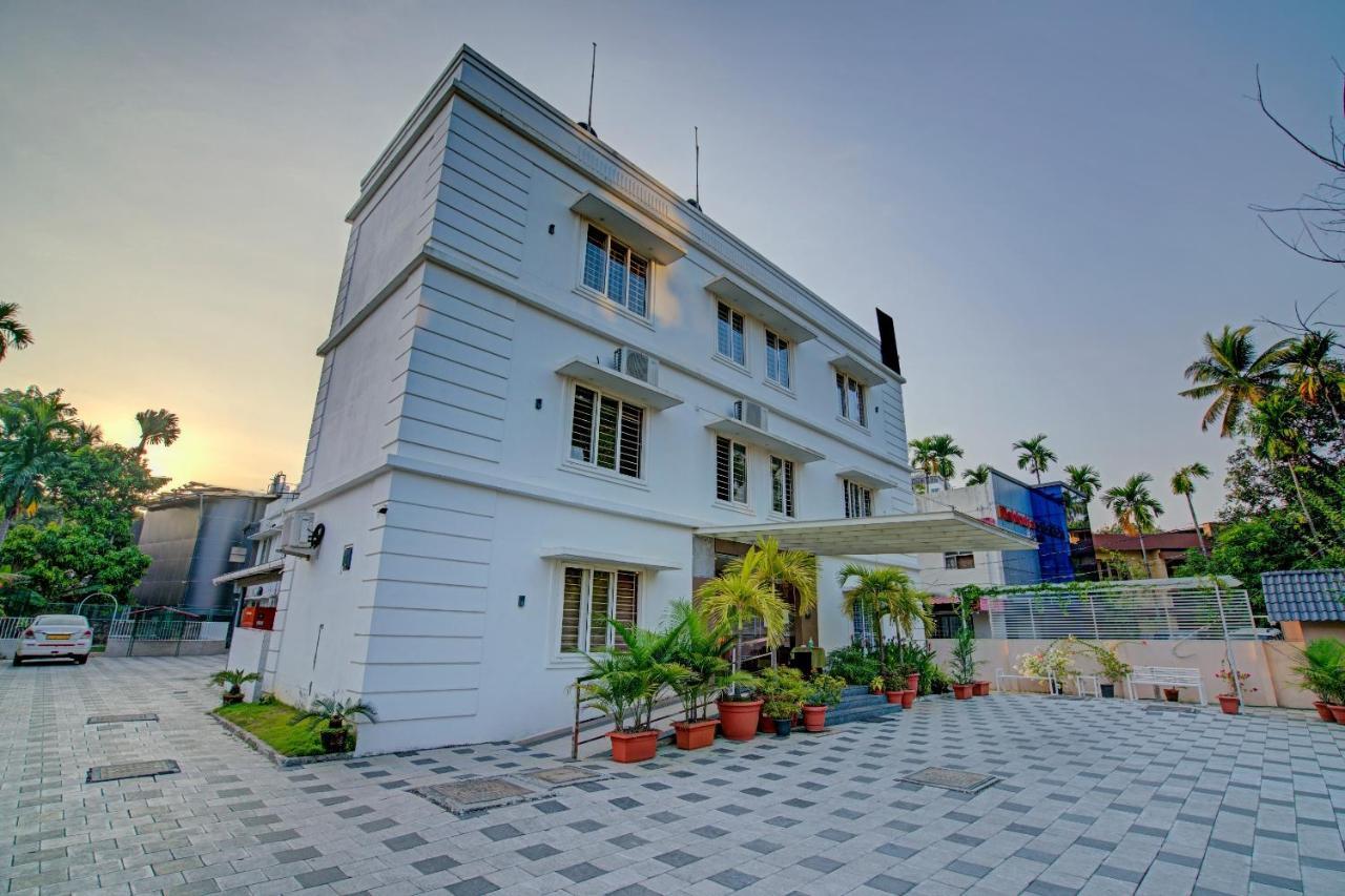 Vaccinated Staff- Capital O 74715 Phoenix Holidays Hotel Kochi Eksteriør billede