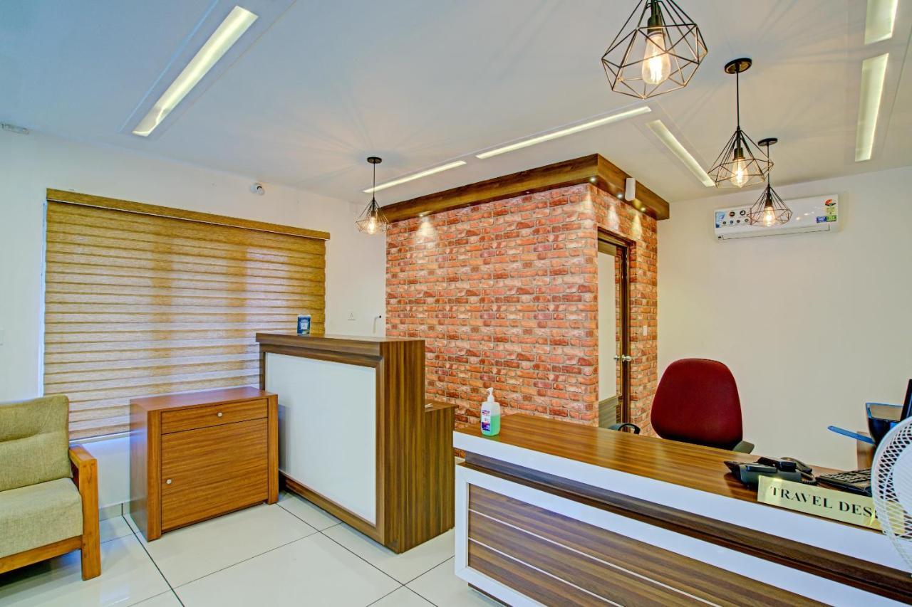Vaccinated Staff- Capital O 74715 Phoenix Holidays Hotel Kochi Eksteriør billede