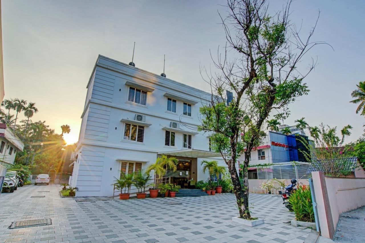 Vaccinated Staff- Capital O 74715 Phoenix Holidays Hotel Kochi Eksteriør billede
