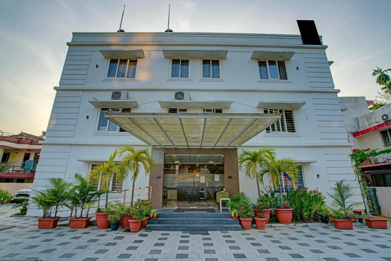 Vaccinated Staff- Capital O 74715 Phoenix Holidays Hotel Kochi Eksteriør billede