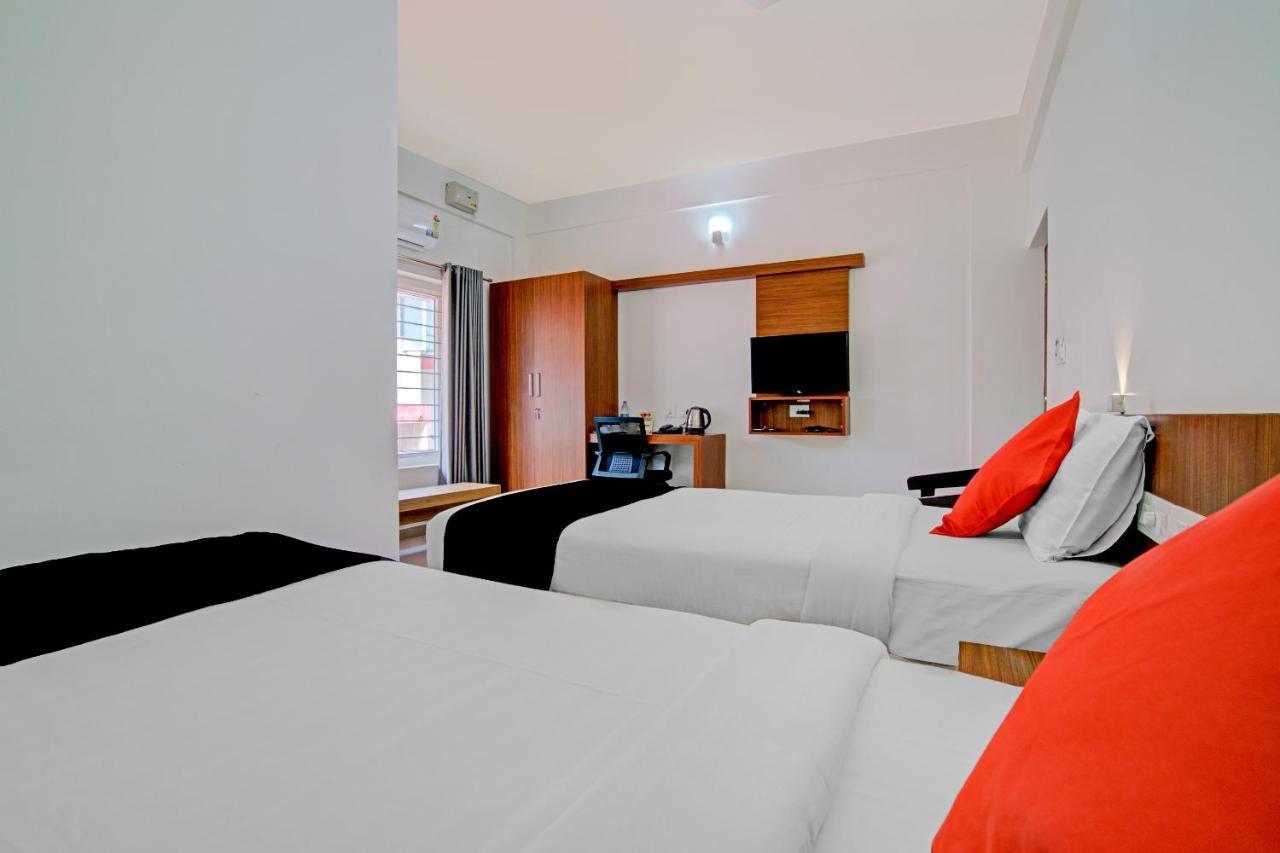 Vaccinated Staff- Capital O 74715 Phoenix Holidays Hotel Kochi Eksteriør billede